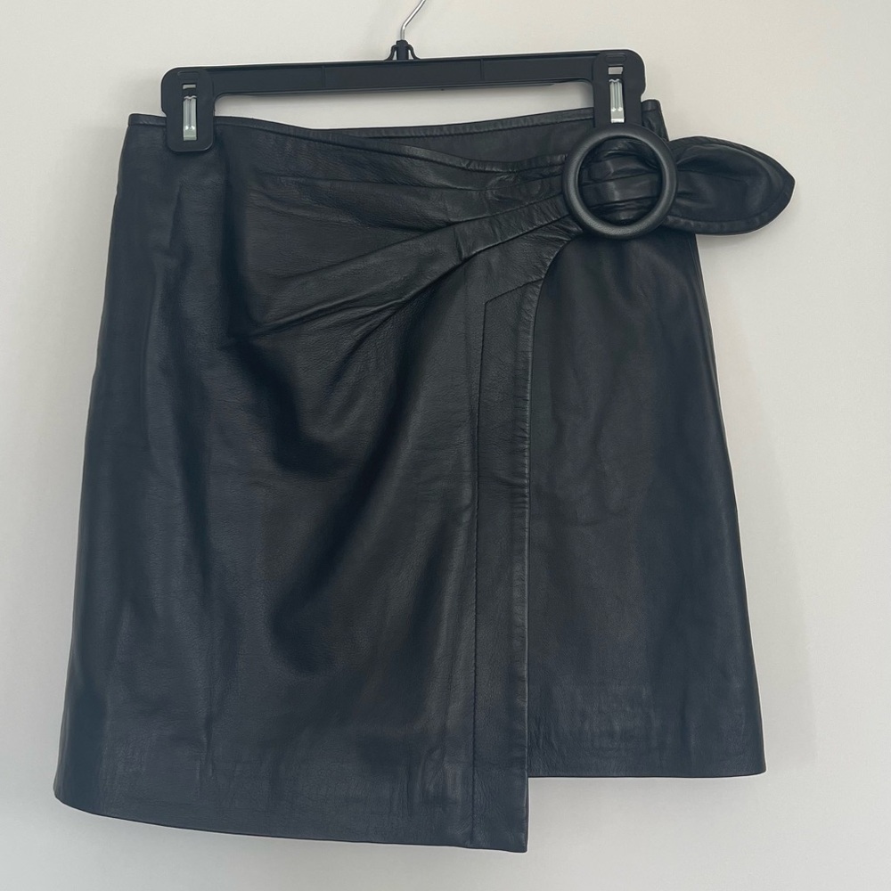 Joie woman leather skirt. Size small. Adjustable.